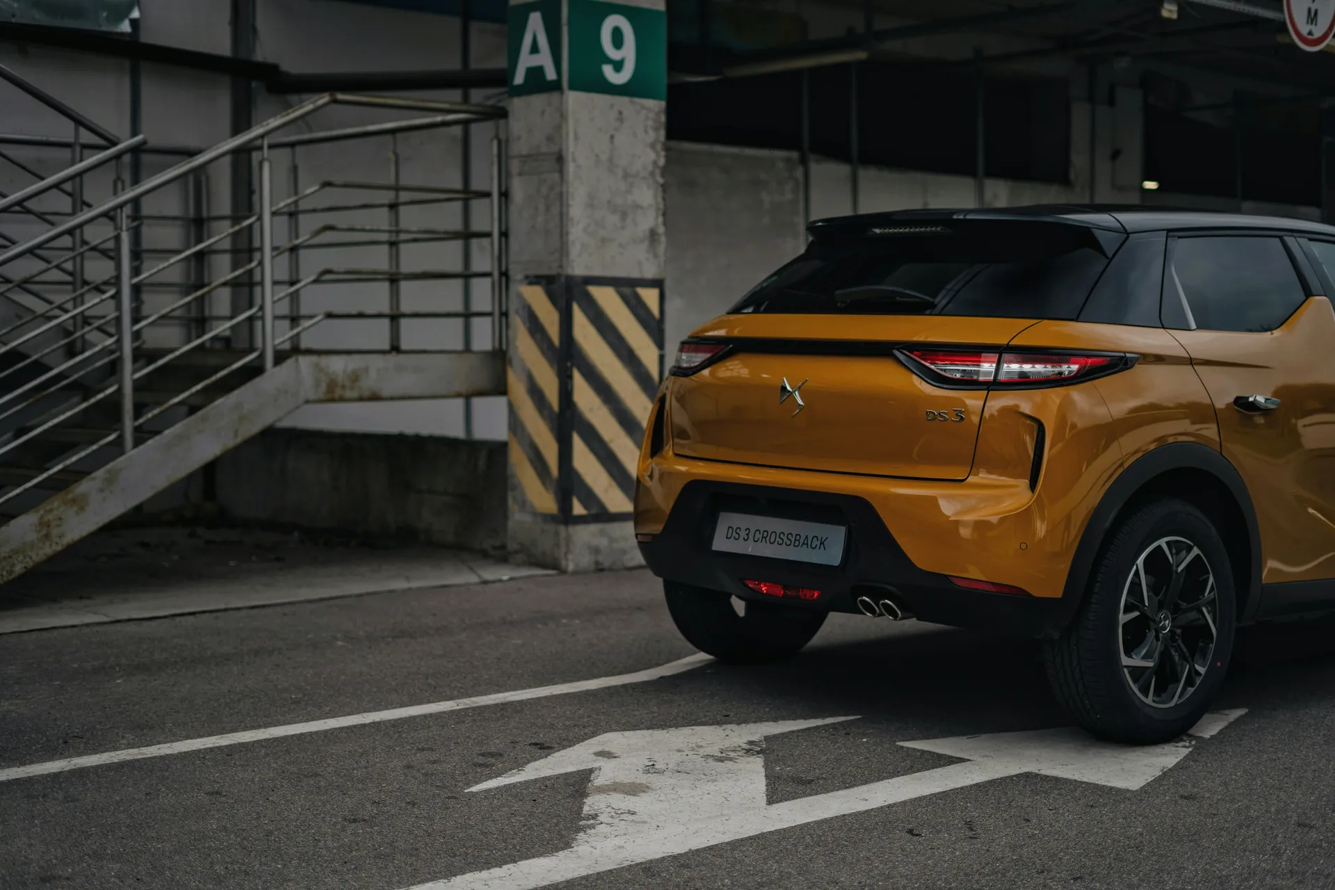 Model van een automerk in de hero van de website